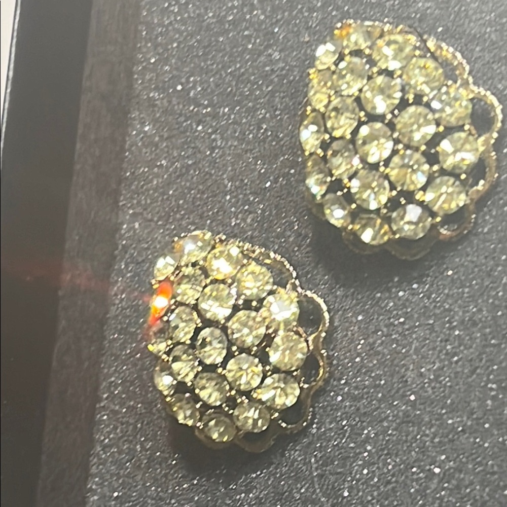 Weiss vintage 1950’s Elegant rhinestones that sparkle Gold tone clip Earrings - Picture 9 of 15